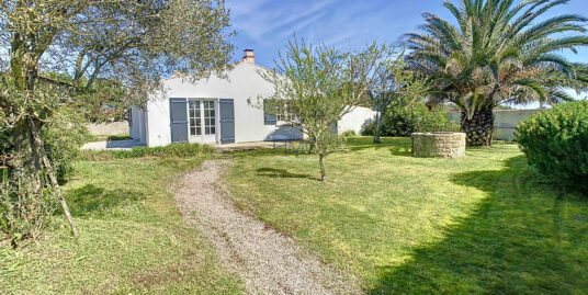 ENTRE LE CENTRE DE NOIRMOUTIER ET LE VIEIL – JOLIE MAISON DE CAMPAGNE A LA MER