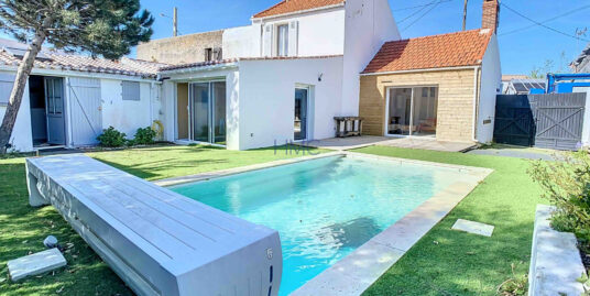 DANS LE CENTRE DE NOIRMOUTIER – MAISON DE CHARME AVEC 3 CHAMBRES ET PISCINE