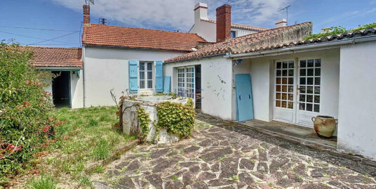 DANS UNE RUE ANCIENNE DE NOIRMOUTIER – MAISON DE PAYS AVEC 4 CHAMBRES A RENOVER