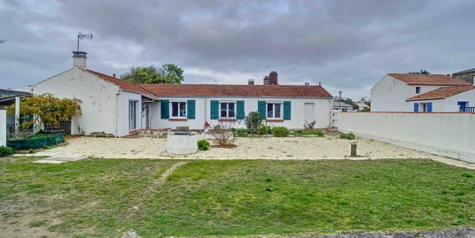 ENTRE LE CENTRE DU BOURG ET LA PLAGE DE L’OCEAN – MAISON DE PAYS A RENOVER SUR UN BEAU TERRAIN